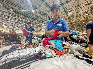 Wallace Alburquerque é voluntário na triagem de roupas. (Foto: Marcos Maluf)