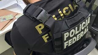 Policial federal cumpre mandado expedido na Operação Primma Migratio (Foto/Divulgação)