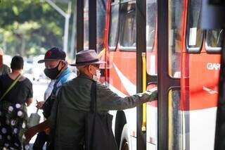 Passageiros usando máscara durante o trajeto de ônibus (Foto: Henrique Kawaminami/Arquivo)