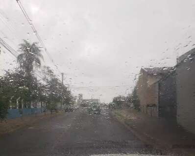 Garoa cai em Campo Grande, mas passa longe de uma boa chuva