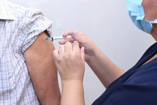 Homem toma vacina contra covid-19 em unidade básica de Campo Grande. (Foto: Arquivo/Campo Grande News)