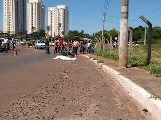 Rotatória na Avenida Interlagos lotada de pedras e lama em fevereiro de 2015, local onde o motociclista Daniel Sebastião da Gama faleceu. (Foto: Arquivo)