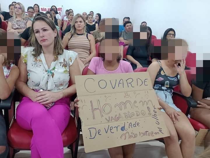 Mãe se revolta ao ver filhos abrigados participando de protesto em MS