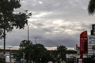 Céu nublado nesta manhã visto da Avenida Mato Grosso, na Capital (Foto: Henrique Kawaminami)