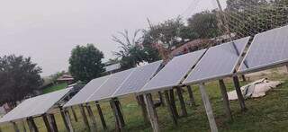 Placas solares instaladas na reserva Kadiwéu, a 443 km da Capital. (Foto: Arquivo pessoal)