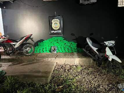 Dois homens são presos transportando maconha em motos