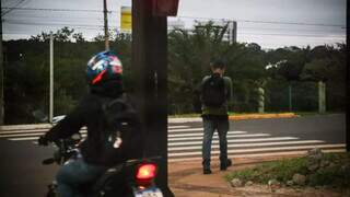 Motocicilista e pedestre precisaram sair agasalhados de casa (Foto: Henrique Kawaminami)