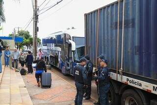 Ônibus e caminhão pertencem a Polícia Militar de Mato Grosso do Sul (Foto: Henrique Kawaminami)
