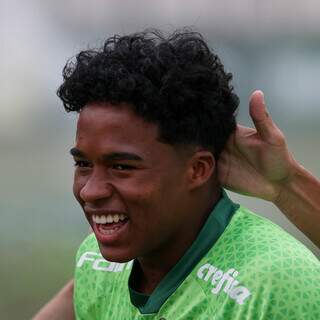 Atacante Endrick, esperança de gols, em momento descontraído no treino do Palmeiras (Foto: SEP)