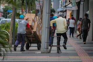 Trabalhador descarregando mercadorias no Centro de Campo Grande (Foto: Marcos Maluf/Arquivo)