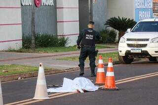 Corpo de Luiz caído na avenida após ser atingido pelos tiros (Foto: Henrique Kawaminami | Arquivo)