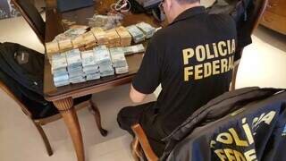 Pilhas de dinheiro apreendido pela Polícia Federal durante a Operação Mineração de Ouro (Foto: PF/Divulgação)