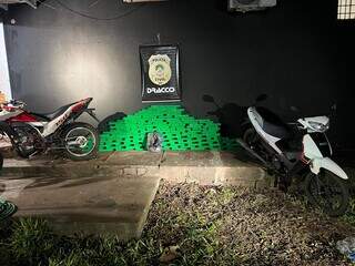 Drogas e motos apreendidas pelos policiais em Coronel Sapucaia (Foto: Divulgação) 