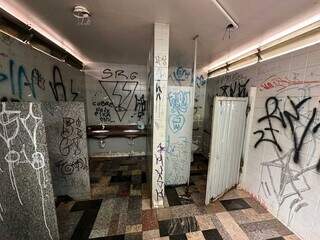 Situação do banheiro, todo pichado, no Terminal General Osório (Foto: Marcos Maluf)