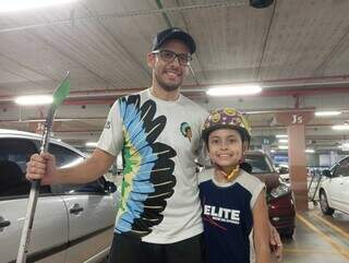 Rodrigo e a filha, Maitê, praticantes de hockey; amor pelo esporte passou de pai para filha (Foto: Idaicy Solano)