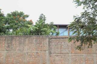 Muro do vizinho da Fazenda Churrascada (Foto: Henrique Kawaminami)