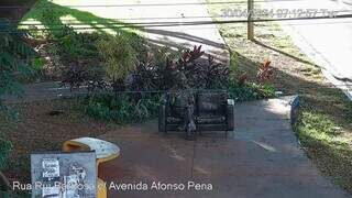 Imagens de monitoramenento da estátua do Manoel de Barros, localizada no canteiro central da Avenida Afonso Pena com a Rua Rui Barbosa (Foto: GCM/Arquivo)