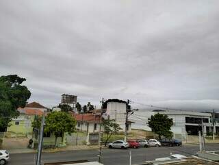Céu nublado em Corumbá nesta manhã (Foto: Fernanda Carneiro/Direto das Ruas)