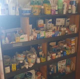 Medicamentos eram armazenados em armário (Foto: Divulgação)