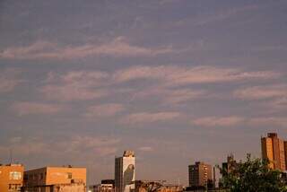 Céu de Campo Grande com poucas nuvens nesta manhã (Foto: Henrique Kawaminami)