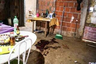 Casa onde o suspeito se escondeu e marca de sangue no chão. (Foto: Henrique Kawaminami)