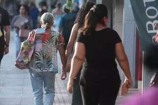 Mulheres andando pelo centro de Campo Grande (Foto: Marcos Maluf)