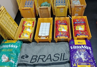 Itens da cesta básica e ração que foram encaminhados do Rio de Janeiro para o Rio Grande do Sul (Foto: divulgação) 
