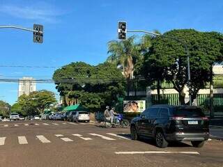 Semáforo desligado no cruzamento das ruas Da Paz com Goiás. (Foto: Marcos Maluf)