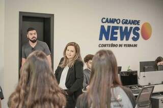 Ângela Kempfer, diretora de Jornalismo do Campo Grande News e criadora do Lado B, recepcionou os alunos. (Foto: Marcos Maluf)