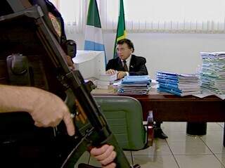 Juiz Odilon de Oliveira com escolta da PF durante trabalho no gabinete. (Foto: Reprodução)