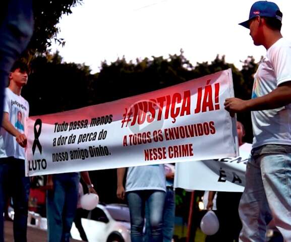 Na despedida de 7&ordm; dia, amigos protestam por justi&ccedil;a para morte de ex-vereador 