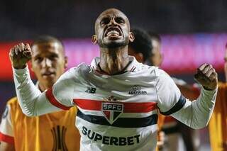 André Silva comemora gol com a camisa do São Paulo (Foto: Divulgação)