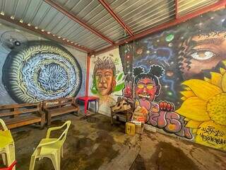 Paredes do bar Zé Carioca são cheias de arte e poesia, marcas deixadas por seus frequentadores (Foto: Marcos Maluf)