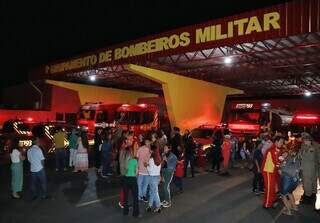 Familiares estiveram no 1º Grupamento de Bombeiros Militar para recepção. (Foto: Osmar Daniel)