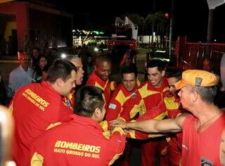 Equipe dos bombeiros comemora retorno com grito de guerra. (Foto: Osmar Daniel)