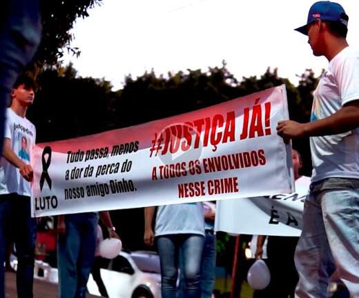 Na despedida de 7º dia, amigos protestam por justiça para morte de ex-vereador 