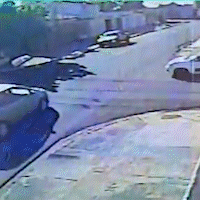 Após avançar preferencial, motorista causa colisão e tomba no Tiradentes