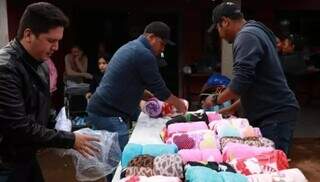 Servidores arrumam cobertores doados durante edição passada da campanha de agasalhos (Foto: Divulgação)
