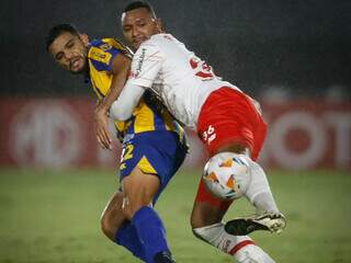 Jogadores disputam a posse da bola. (Foto: Ari Ferreira/Bragantino)