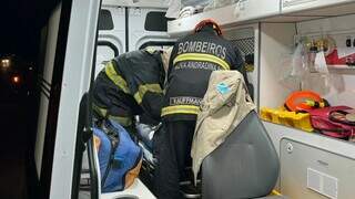 Motorista do caminhão sendo socorrido por equipe do Corpo de Bombeiros (Foto: Jornal da Nova)