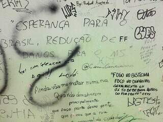 Em parede verde, frequentadores do bar escrevem mensagens e poesias (Foto: Marcos Maluf)