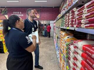 Equipe do Procon Municipal avalia preço de arroz em mercado da Capital (Foto: Divulgação)