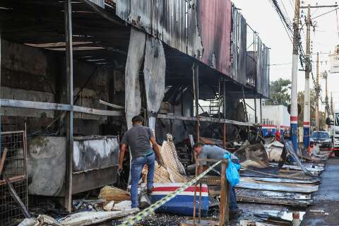 Incêndio destruiu depósito de mercado e moradores ficaram 5h sem energia