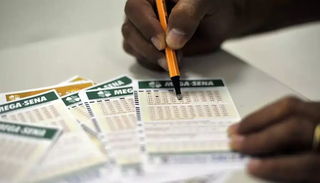 Apostador preenche a volante de apostas da Mega-Sena em agência lotérica. (Foto: Marcello Casal Jr./Agência Brasil)