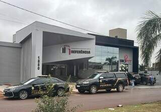 Viaturas da Polícia Federal na empresa de Claudinei, na quarta-feira (Foto: Arquivo)