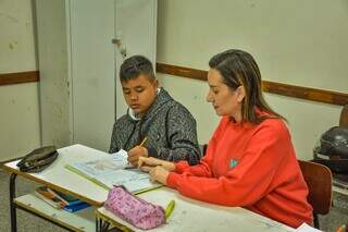 Assistente educacional inclusiva auxilia aluno em escola municipal da Capital (Foto: Divulgação/PMCG)