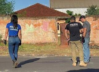 Equipes do SIG e da Polícia Científica no local onde crime aconteceu (Foto: Jornal da Nova)