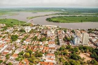 Município de Corumbá visto de cima, com o Rio Paraguai ao fundo (Foto: Divulgação)  