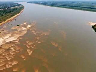 Rio Paraguai com bancos de areia na baixa de 2021 Foto: Toninho Ruiz/Arquivo)