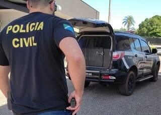 Suspeito foi levado para delegacia no compartimento de presos da viatura (Foto: Divulgação | PCMS)